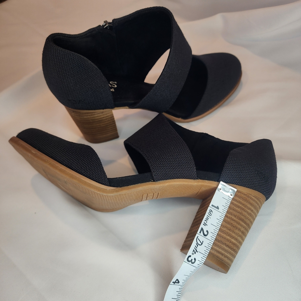 Toms Milan Black Closed Toe and Heel with Crossover Strap, Brown
Heel, Size 10 - Picture 9 of 10